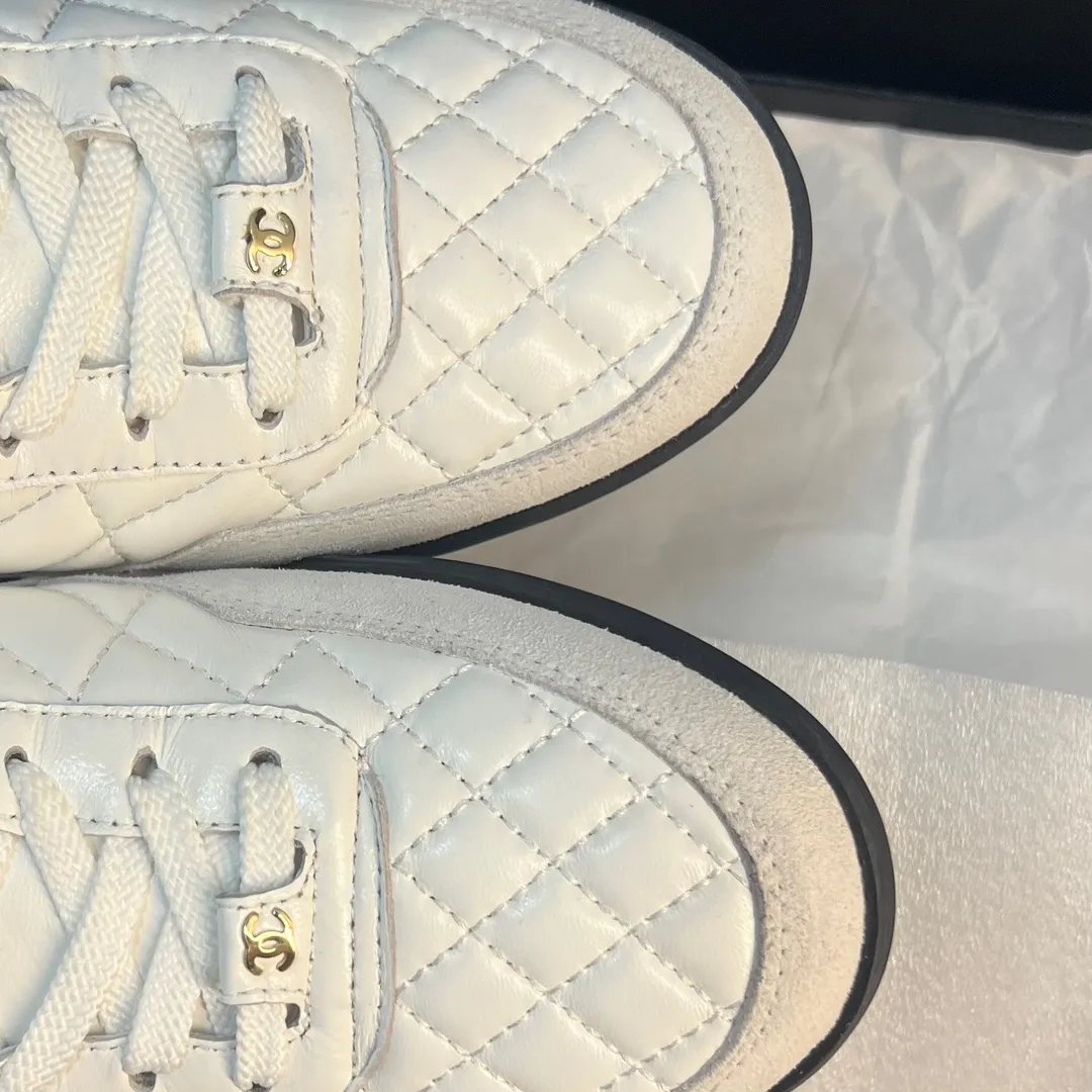 👟👟Ex-factory price👟👟Ex-factory price 520👟👟 CHANEL 23s spring and summer new sneakers are now available❤️ Original purchase, development and production. Xiaoxiang’s casual sneakers this season have hit the Xiaohongshu INS. Various social platforms exploded like crazy! Classic design. The upper is electro-embroidered with various techniques. The outsole is fashionable and sporty. Extraordinary inclusion of a variety of panda shoe color elements. Lightweight and versatile❗️Not tired when you run wild❗️ Exquisitely packaged at the delivery counter🛍📦 ▪️Inner lining: original imported lambskin + rhombus craft ▪️Sole: original molded T👟👟Factory price U combination outsole ▪️Heel height: 2CM ▪️Size: Women's size 35-40